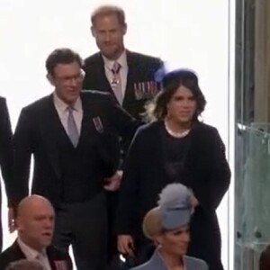 Le prince Harry est arrivé en compagnie de ses cousines Zara Tindall, Eugenie et Beatrice d'York au couronnement de Charles III. @ France 2