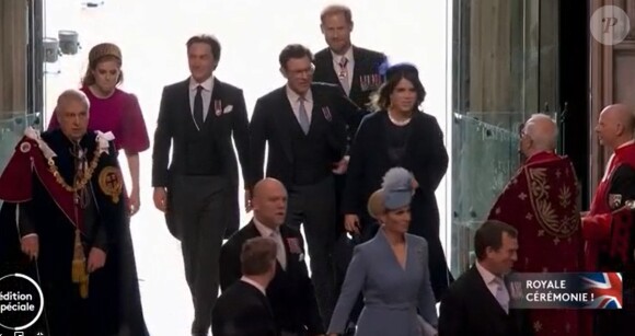Le prince Harry est arrivé en compagnie de ses cousines Zara Tindall, Eugenie et Beatrice d'York au couronnement de Charles III. @ France 2
