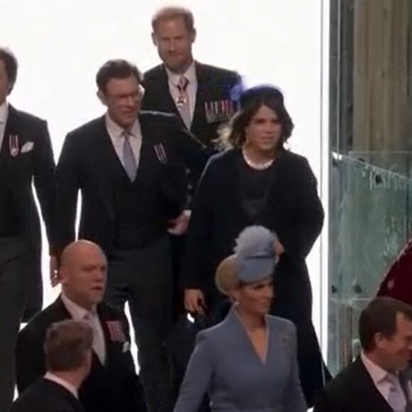 Le prince Harry est arrivé en compagnie de ses cousines Zara Tindall, Eugenie et Beatrice d'York au couronnement de Charles III. @ France 2