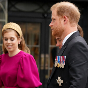 Malgré l'absence de sa femme Meghan, il était avec ses cousines et a semblé ravi de les retrouver. 
Les invités arrivent à la cérémonie de couronnement du roi d'Angleterre à l'abbaye de Westminster de Londres Le prince Harry, duc de Sussex et La princesse Beatrice d'York - Les invités à la cérémonie de couronnement du roi d'Angleterre à l'abbaye de Westminster de Londres, Royaume Uni, le 6 mai 2023. 