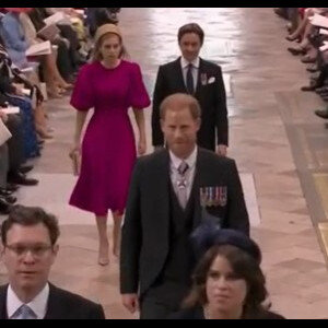 Le prince Harry arrive souriant au couronnement de son père Charles III.
