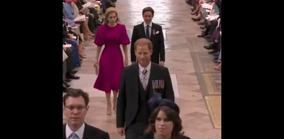 Le prince Harry arrive souriant au couronnement de son père Charles III.