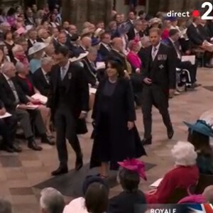 Le prince Harry arrive souriant au couronnement de son père Charles III.