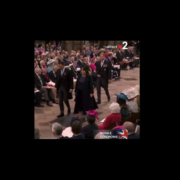 Le prince Harry arrive souriant au couronnement de son père Charles III.