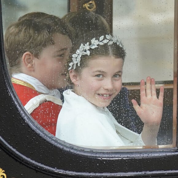 Début des hostilités, "la procession du roi", qui a rejoint en carrosse l'Abbaye de Westminster depuis le palais de Buckingham sur environ deux kilomètres
La princesse Charlotte de Galles, Le prince Louis de Galles - Sortie de la cérémonie de couronnement du roi d'Angleterre à l'abbaye de Westminster de Londres, Royaume Uni, le 6 mai 2023.