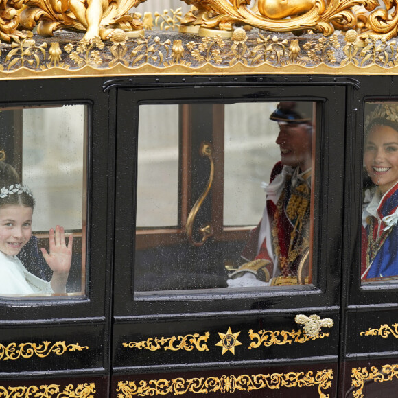 Le prince William, prince de Galles, et Catherine (Kate) Middleton, princesse de Galles, Le prince George de Galles,La princesse Charlotte de Galles, Le prince Louis de Galles - Sortie de la cérémonie de couronnement du roi d'Angleterre à l'abbaye de Westminster de Londres, Royaume Uni, le 6 mai 2023.