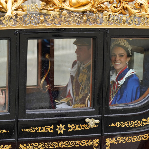 Le prince William, prince de Galles, et Catherine (Kate) Middleton, princesse de Galles, Le prince George de Galles,La princesse Charlotte de Galles, Le prince Louis de Galles - Sortie de la cérémonie de couronnement du roi d'Angleterre à l'abbaye de Westminster de Londres, Royaume Uni, le 6 mai 2023.
