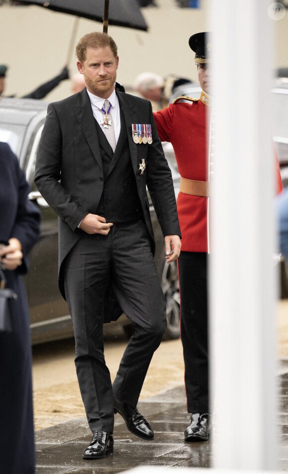 Durant cet évènement historique, le prince Harry est apparu souriant et étendue, semblant échanger quelques mots avec des invités présents, parmi les 2000 triés sur le volet.
Le prince Harry, duc de Sussex - Les invités arrivent à la cérémonie de couronnement du roi d'Angleterre à l'abbaye de Westminster de Londres, Royaume Uni, le 6 mai 2023