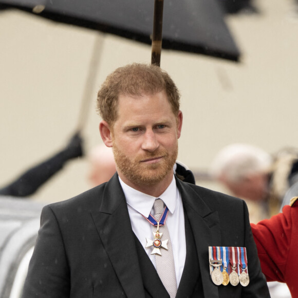 Durant cet évènement historique, le prince Harry est apparu souriant et étendue, semblant échanger quelques mots avec des invités présents, parmi les 2000 triés sur le volet.
Le prince Harry, duc de Sussex - Les invités arrivent à la cérémonie de couronnement du roi d'Angleterre à l'abbaye de Westminster de Londres, Royaume Uni, le 6 mai 2023