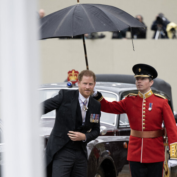 Il a précipitamment quitté Londres, nous apprend Page Six, moins d'heure après la fin du couronnement de son père le roi Charles III.
Le prince Harry, duc de Sussex - Les invités arrivent à la cérémonie de couronnement du roi d'Angleterre à l'abbaye de Westminster de Londres, Royaume Uni, le 6 mai 2023