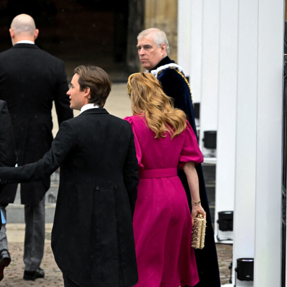 C'est au troisième rang que le frère cadet de William a assisté à cette belle cérémonie, en l'Abbaye de Westminster, loin de Kate et William et leurs trois enfants.
Le prince Harry, duc de Sussex, La princesse Beatrice d'York et son mari Edoardo Mapelli Mozzi et Le prince Andrew, duc d'York - Les invités arrivent à la cérémonie de couronnement du roi d'Angleterre à l'abbaye de Westminster de Londres, Royaume Uni, le 6 mai 2023