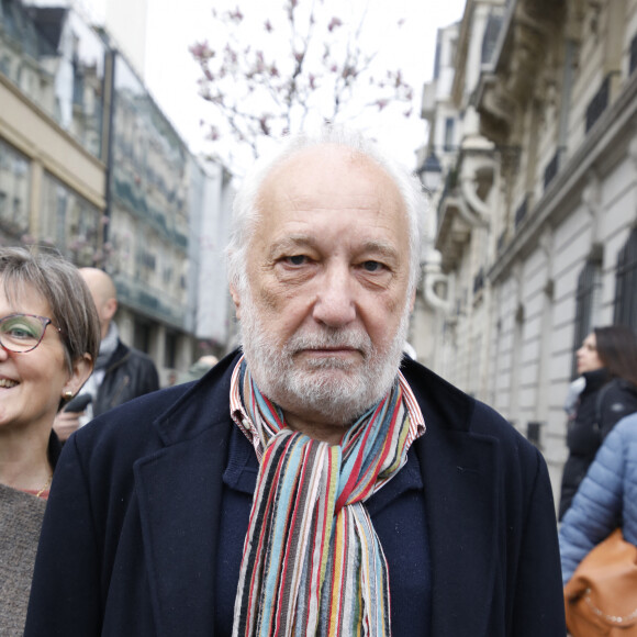 François Berléand s'est remémoré un épisode traumatisant de ses 10 ans au magazine TV Grandes Chaînes.
François Berléand devant le studio de la radio RTL à Neuilly-sur-Seine, France, le 21 mars 2023. © Agence / Bestimage