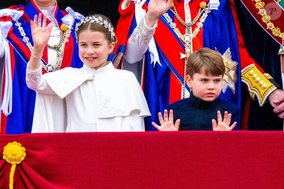 Il faut dire que leurs tenues ressemblaient beaucoup à celles des personnages de Star Wars. 
La princesse Charlotte de Galles et le prince Louis de Galles - La famille royale britannique salue la foule sur le balcon du palais de Buckingham lors de la cérémonie de couronnement du roi d'Angleterre à Londres le 5 mai 2023. 