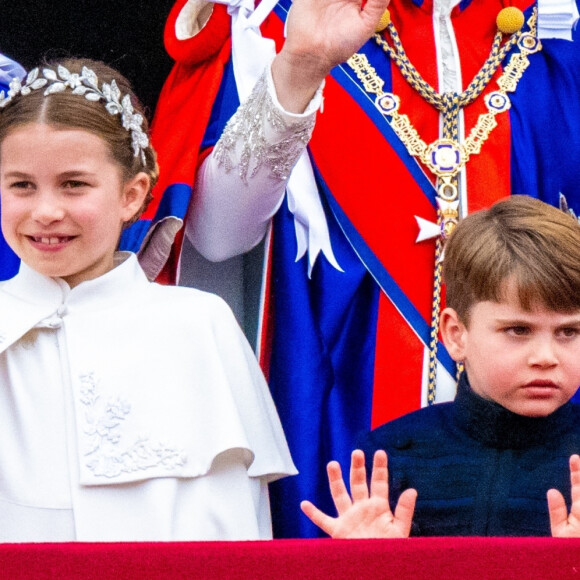 Il faut dire que leurs tenues ressemblaient beaucoup à celles des personnages de Star Wars. 
La princesse Charlotte de Galles et le prince Louis de Galles - La famille royale britannique salue la foule sur le balcon du palais de Buckingham lors de la cérémonie de couronnement du roi d'Angleterre à Londres le 5 mai 2023. 