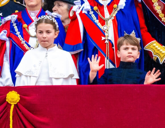 La princesse Charlotte de Galles et le prince Louis de Galles - La famille royale britannique salue la foule sur le balcon du palais de Buckingham lors de la cérémonie de couronnement du roi d'Angleterre à Londres le 5 mai 2023. 
