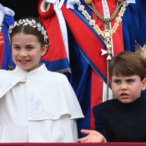 La princesse Charlotte de Galless et le prince Louis - La famille royale britannique salue la foule sur le balcon du palais de Buckingham lors de la cérémonie de couronnement du roi d'Angleterre à Londres le 5 mai 2023. 