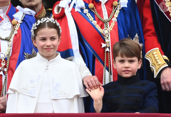 La princesse Charlotte de Galless et le prince Louis - La famille royale britannique salue la foule sur le balcon du palais de Buckingham lors de la cérémonie de couronnement du roi d'Angleterre à Londres le 5 mai 2023. 