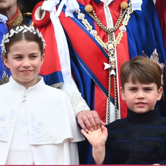 La princesse Charlotte de Galless et le prince Louis - La famille royale britannique salue la foule sur le balcon du palais de Buckingham lors de la cérémonie de couronnement du roi d'Angleterre à Londres le 5 mai 2023. 