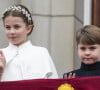 Même si Louis n'a pu s'empêcher quelques facéties sur le balcon. 
La princesse Charlotte de Galles et le prince Louis - La famille royale britannique salue la foule sur le balcon du palais de Buckingham lors de la cérémonie de couronnement du roi d'Angleterre à Londres le 5 mai 2023. 