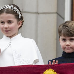 Même si Louis n'a pu s'empêcher quelques facéties sur le balcon. 
La princesse Charlotte de Galles et le prince Louis - La famille royale britannique salue la foule sur le balcon du palais de Buckingham lors de la cérémonie de couronnement du roi d'Angleterre à Londres le 5 mai 2023. 