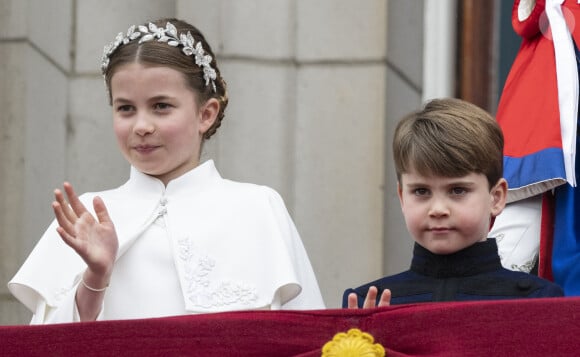 Même si Louis n'a pu s'empêcher quelques facéties sur le balcon. 
La princesse Charlotte de Galles et le prince Louis - La famille royale britannique salue la foule sur le balcon du palais de Buckingham lors de la cérémonie de couronnement du roi d'Angleterre à Londres le 5 mai 2023. 