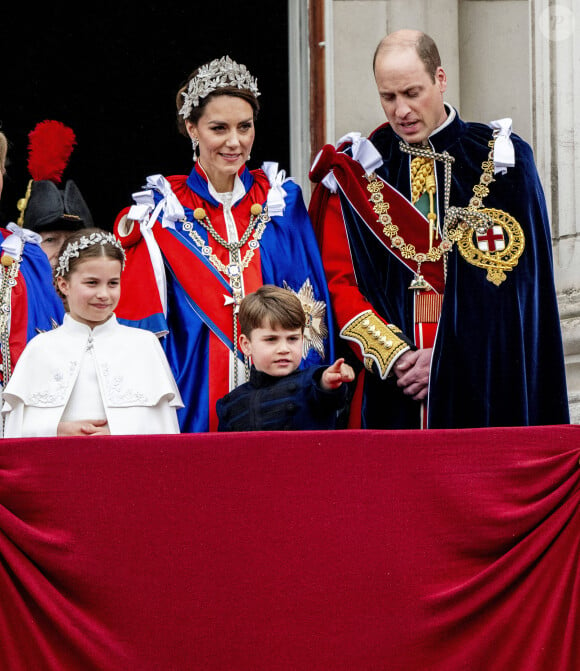 Le prince William, prince de Galles, et Catherine (Kate) Middleton, princesse de Galles, La princesse Charlotte de Galles, Le prince Louis de Galles, - La famille royale britannique salue la foule sur le balcon du palais de Buckingham lors de la cérémonie de couronnement du roi d'Angleterre à Londres le 5 mai 2023. 