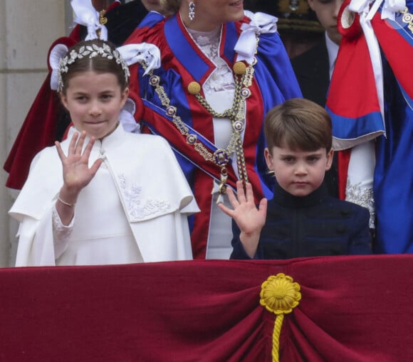La princesse Charlotte de Galles, le prince Louis de Galles - La famille royale britannique salue la foule sur le balcon du palais de Buckingham lors de la cérémonie de couronnement du roi d'Angleterre à Londres le 5 mai 2023. 
