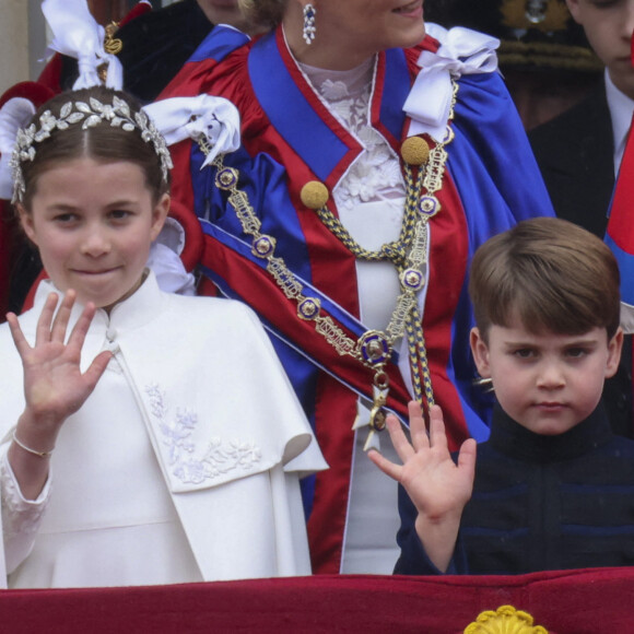 La princesse Charlotte de Galles, le prince Louis de Galles - La famille royale britannique salue la foule sur le balcon du palais de Buckingham lors de la cérémonie de couronnement du roi d'Angleterre à Londres le 5 mai 2023. 