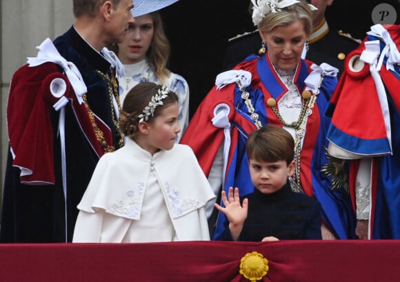 La princesse Charlotte de Galles et Le prince Louis de Galles - La famille royale britannique salue la foule sur le balcon du palais de Buckingham lors de la cérémonie de couronnement du roi d'Angleterre à Londres le 5 mai 2023. 