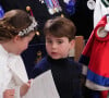 Dans la cathédrale, il a essayé de la déranger. 
La princesse Charlotte de Galles et le prince Louis de Galles - Les invités à la cérémonie de couronnement du roi d'Angleterre à l'abbaye de Westminster de Londres, Royaume Uni, le 6 mai 2023. 