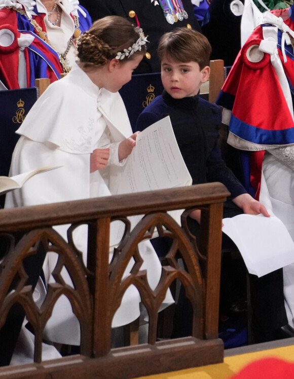 Dans la cathédrale, il a essayé de la déranger. 
La princesse Charlotte de Galles et le prince Louis de Galles - Les invités à la cérémonie de couronnement du roi d'Angleterre à l'abbaye de Westminster de Londres, Royaume Uni, le 6 mai 2023. 