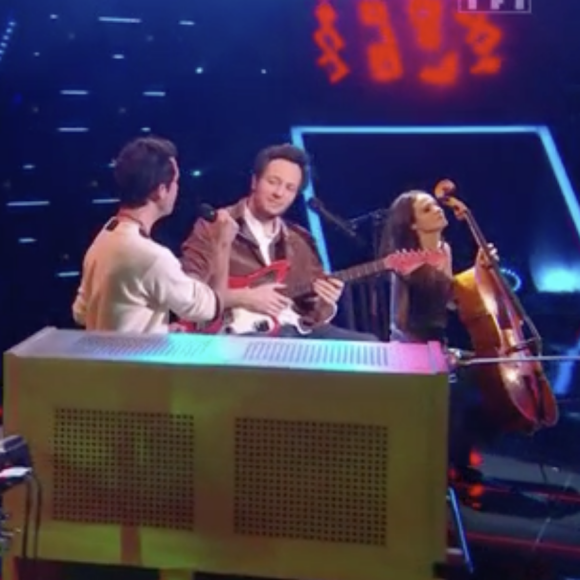 Samedi dernier, ils l'ont d'ailleurs interprété sur le plateau de The Voice.
Mika, Vianney et sa femme dans l'after de The Voice.