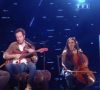 Cette dernière fait du violoncelle.
Mika, Vianney et sa femme dans l'after de The Voice.