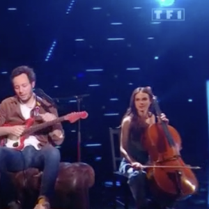 Cette dernière fait du violoncelle.
Mika, Vianney et sa femme dans l'after de The Voice.