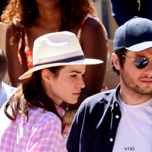 Le chanteur Vianney et sa compagne Catherine Robert - Les célébrités dans les tribunes lors des internationaux de France de Tennis de Roland Garros 2022 à Paris, France, le 2 juin 2022. © Dominique Jacovides/Bestimage