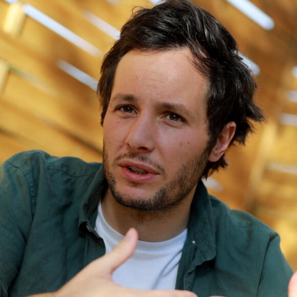 Exclusif - Vianney interviewé par des jeunes lecteurs de "Var Matin" avant son concert au Festival du Château à Solliès-Pont, le 19 juillet 2021. © Laurent Martinat / Nice Matin / Bestimage