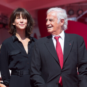 Jean-Paul Belmondo arrive au bras de Sophie Marceau sur le tapis rouge du 73ème Festival du Film de Venise, la Mostra, pour recevoir le Lion d'Or pour l'ensemble de sa carrière. Le 8 septembre 2016