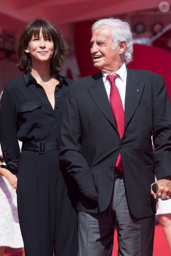 Jean-Paul Belmondo arrive au bras de Sophie Marceau sur le tapis rouge du 73ème Festival du Film de Venise, la Mostra, pour recevoir le Lion d'Or pour l'ensemble de sa carrière. Le 8 septembre 2016