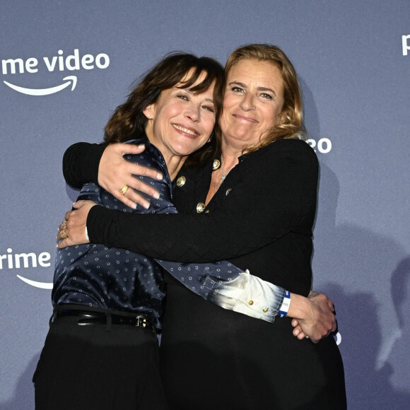 Exclusif - Sophie Marceau et Lisa Azuelos - Avant-première du film "I Love America" au Centquatre à Paris le 10 mars 2022. Le public de Prime Vidéo pourra ainsi découvrir sur la plateforme dès le 11 mars les aventures de Lisa (Sophie Marceau) qui décide de changer de vie en quittant Paris pour Los Angeles et de relancer sa vie sentimentale à travers les app de rencontre. © Coadic Guirec/Bestimage