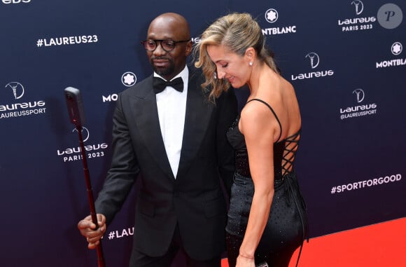 Claude Makélélé et une mystérieuse blonde, qui pourrait être sa nouvelle compagne - Red Carpet de la cérémonie " 2023 Laureus World Sports Awards" à Paris le 8 mai 2023 . Veeren/Bestimage
