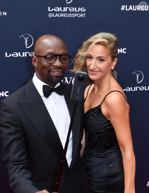Claude Makélélé et une mystérieuse blonde, qui pourrait être sa nouvelle compagne - Red Carpet de la cérémonie " 2023 Laureus World Sports Awards" à Paris le 8 mai 2023 . Veeren/Bestimage