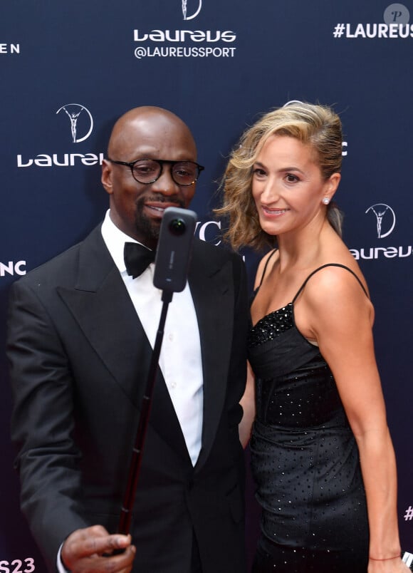 Claude Makélélé en a également profité pour faire des selfies avec la mystérieuse blonde
Claude Makélélé et une mystérieuse blonde, qui pourrait être sa nouvelle compagne - Red Carpet de la cérémonie " 2023 Laureus World Sports Awards" à Paris le 8 mai 2023 . Veeren/Bestimage