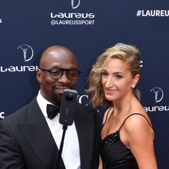 Claude Makélélé en a également profité pour faire des selfies avec la mystérieuse blonde
Claude Makélélé et une mystérieuse blonde, qui pourrait être sa nouvelle compagne - Red Carpet de la cérémonie " 2023 Laureus World Sports Awards" à Paris le 8 mai 2023 . Veeren/Bestimage