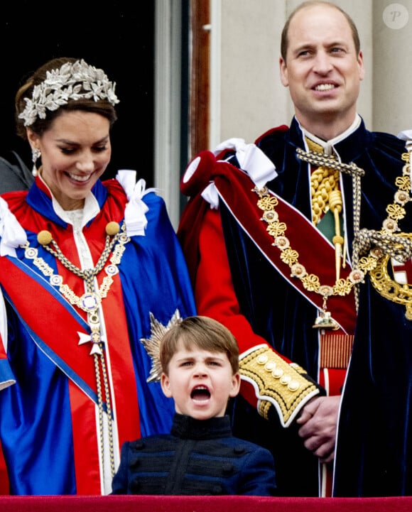 La famille royale britannique salue la foule sur le balcon du palais de Buckingham lors de la cérémonie de couronnement du roi d'Angleterre à Londres Le prince William, prince de Galles, et Catherine (Kate) Middleton, princesse de Galles, Le prince Louis de Galles