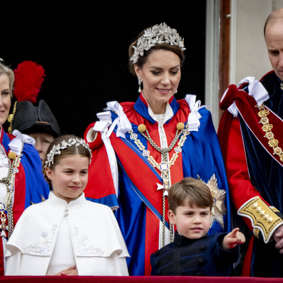 La famille royale britannique salue la foule sur le balcon du palais de Buckingham lors de la cérémonie de couronnement du roi d'Angleterre à Londres Sophie Rhys-Jones, comtesse de Wessex, Le prince William, prince de Galles, et Catherine (Kate) Middleton, princesse de Galles, La princesse Charlotte de Galles, Le prince Louis de Galles