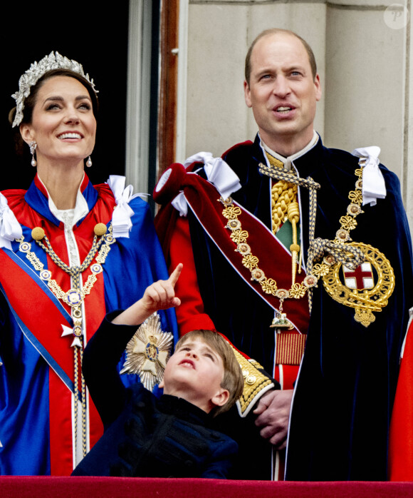 Un léger retard dont s'est plaint le roi Charles III selon les experts 
La famille royale britannique salue la foule sur le balcon du palais de Buckingham lors de la cérémonie de couronnement du roi d'Angleterre à Londres Le prince William, prince de Galles, et Catherine (Kate) Middleton, princesse de Galles, Le prince Louis de Galles 