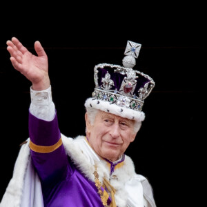 Charles III est officiellement devenu roi d'Angleterre
Le roi Charles III d'Angleterre - La famille royale britannique salue la foule sur le balcon du palais de Buckingham lors de la cérémonie de couronnement du roi d'Angleterre à Londres