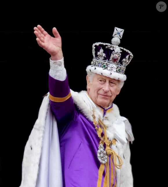Charles III est officiellement devenu roi d'Angleterre
Le roi Charles III d'Angleterre - La famille royale britannique salue la foule sur le balcon du palais de Buckingham lors de la cérémonie de couronnement du roi d'Angleterre à Londres