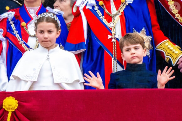 La princesse Charlotte de Galles et le prince Louis de Galles - La famille royale britannique salue la foule sur le balcon du palais de Buckingham lors de la cérémonie de couronnement du roi d'Angleterre à Londres le 5 mai 2023. 