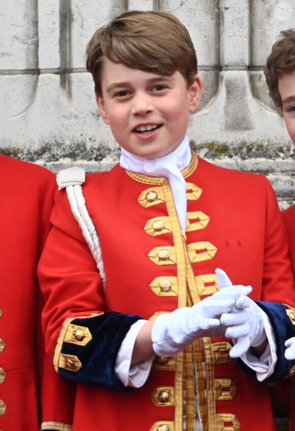 Le prince George de Galles - La famille royale britannique salue la foule sur le balcon du palais de Buckingham lors de la cérémonie de couronnement du roi d'Angleterre à Londres le 5 mai 2023. 
